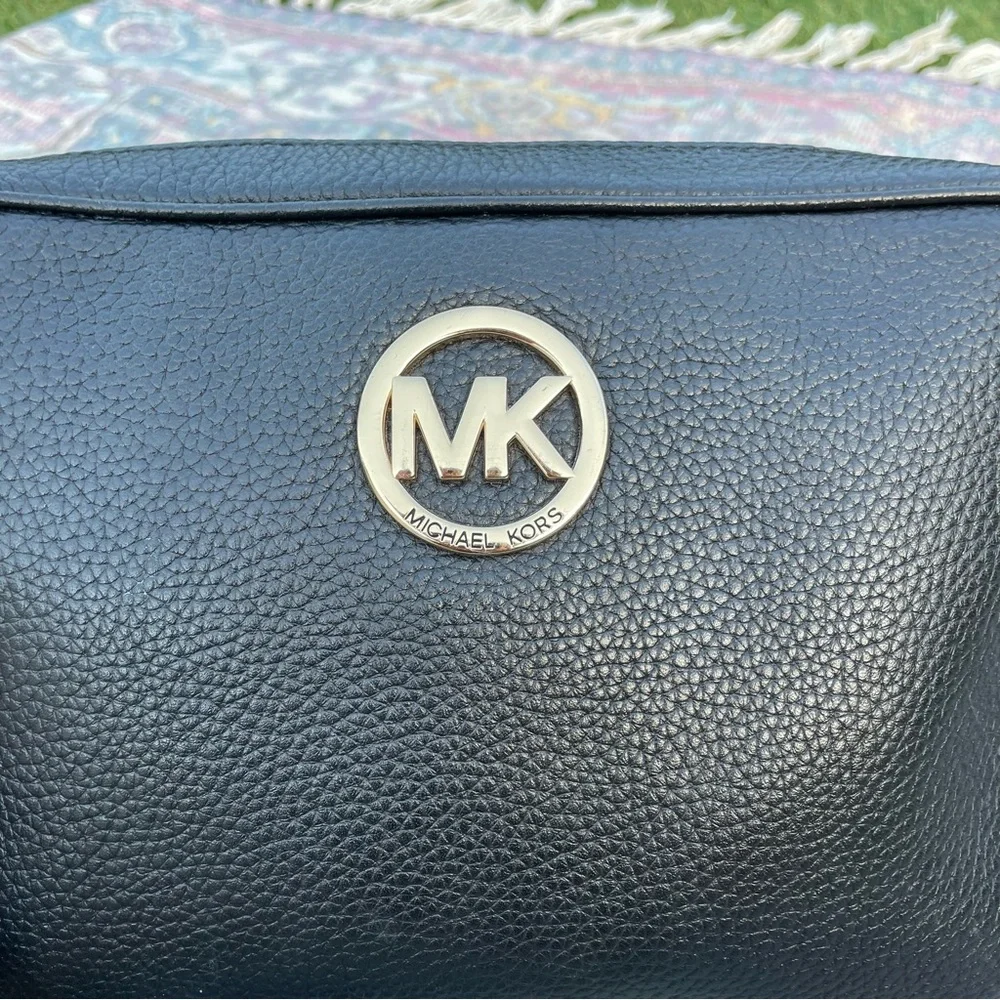 Michael Kors MK crossbody black chain purse - Picture 10 of 13